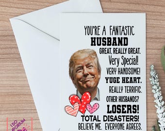 Könnte beinhalten: Eine humorvolle Grußkarte mit einem Cartoon-Bild von Donald Trump. Die Karte lautet "Du bist ein fantastischer Ehemann. Großartig, wirklich großartig. Sehr besonders! Sehr gutaussehend! Riesiges Herz. Wirklich toll. Andere Ehemänner? Verlierer! Totale Katastrophen! Glauben Sie mir. Jeder stimmt zu."