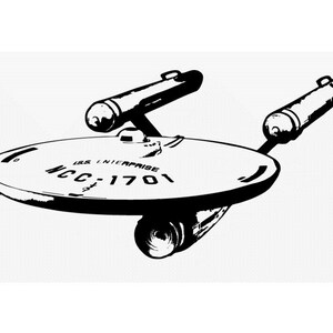 Może przedstawiać: Czarno-biała ilustracja statku kosmicznego USS Enterprise z serialu Star Trek. Statek jest pokazany w profilu, z sekcją dyskową skierowaną w stronę widza. Nazwa statku, "USS Enterprise", i jego numer rejestracyjny, "NCC-1701", są widoczne na sekcji dyskowej.