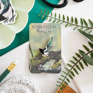 Épingle émaillée pie - cadeau pour amateur d&#39;oiseaux, accessoires animaliers, épinglette nature, bijoux animaux mignons, insigne à collectionner