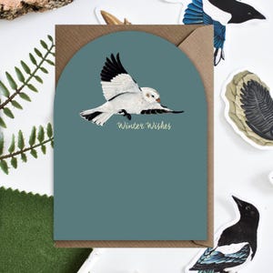 Tarjeta de felicitación navideña con arco de deseos invernales y banderines de nieve: ideal para felicitaciones navideñas, diseño artesanal y único.