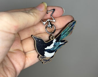 Magpie wooden keyring, bird keychain, eco friendly gift, acrylic charm, bird accessory, magpie illustration, Nature lover gift for kids