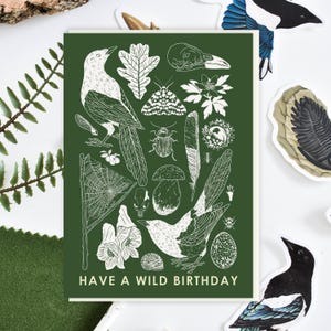 Verjaardagskaart met wilde dieren: wilde verjaardagsgroet met eksters, natuurhistorisch ontwerp, milieuvriendelijke groene kaart voor natuurliefhebbers