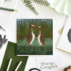 Biglietto di auguri con svasso maggiore - 'Weed Dance', biglietto di auguri illustrato, stampa artistica della natura, regalo per gli amanti della fauna selvatica, cancelleria ecologica