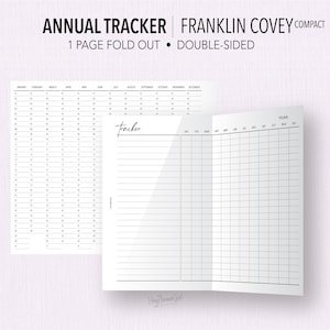 Könnte beinhalten: Ein schwarz-weißer druckbarer Jahresplaner mit Klappdesign. Der Planer ist in zwei Abschnitte unterteilt: einen Monatskalender und eine leere Seite für Notizen. Der Text "ANNUAL TRACKER FRANKLIN COVEY COMPACT 1 PAGE FOLD OUT DOUBLE-SIDED" ist oben auf der Seite gedruckt.