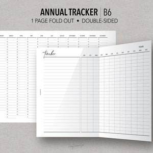 Könnte beinhalten: Ein druckbarer, ausfüllbarer Jahresplaner im Format B6. Der Planer ist doppelseitig und hat ein Faltdesign. Eine Seite verfügt über ein Kalenderrraster für jeden Monat des Jahres, die andere Seite über einen linierten Bereich für Notizen.