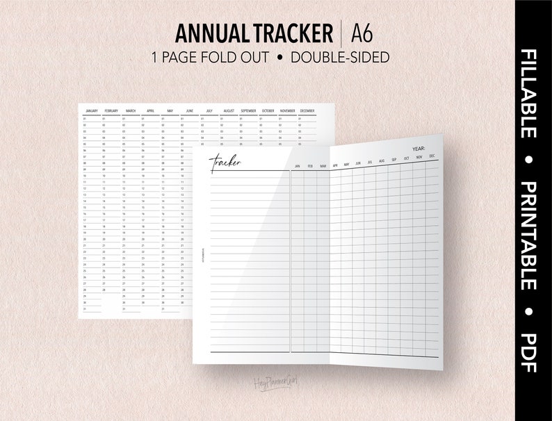 Pu&ograve; includere: Un planner annuale A6 stampabile in bianco e nero con un design a pieghevole. Il lato anteriore presenta una griglia di calendario per ogni mese dell'anno. Il lato posteriore ha una griglia vuota per appunti e una sezione per un planner annuale.