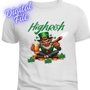 Könnte beinhalten: Ein weißes T-Shirt mit einem grünen Kobold, der ein Bier und eine Zigarre hält. Der Kobold sitzt auf einem Haufen Goldmünzen und ist von grünen Kleeblättern umgeben. Der Text "Highrish" ist in Grün über dem Kobold geschrieben.