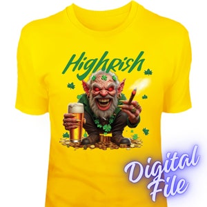 Könnte beinhalten: Ein gelbes T-Shirt mit einer grünen, roten und weißen Illustration eines Kobolds, der ein Bier und eine Zigarre hält. Der Text "Highrish" ist in Grün über dem Kobold geschrieben.