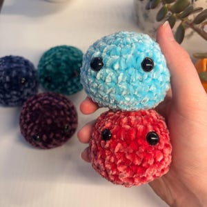 Gehäkelter Stressball zur Angstlinderung, weiches Zappel-Spielzeug für Kinder und Erwachsene, Squishy Stress Relief Ball, Entspannungs- und therapeutisches Spielzeug