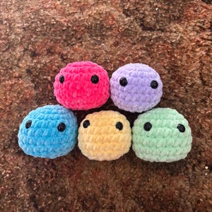 Gehäkelte Stress Ball, Fidget Spielzeug, Sorgen Haustier, Angst Ball, Sensorisches Schreibtisch Spielzeug, Stress Buddy Relief Ball, Geschenk für Kinder