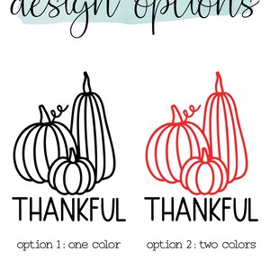 Puede incluir: Dos opciones de dise&ntilde;o para un gr&aacute;fico de Acci&oacute;n de Gracias con la palabra "THANKFUL" y un grupo de tres calabazas. La primera opci&oacute;n es en blanco y negro, y la segunda opci&oacute;n es en rojo y blanco.