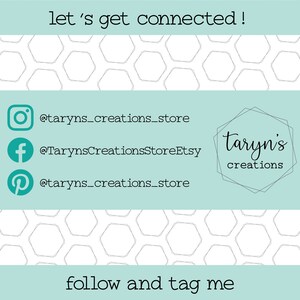 Puede incluir: Un fondo azul claro con un patr&oacute;n hexagonal. El texto "let's get connected!" est&aacute; en la parte superior de la imagen. El texto "follow and tag me" est&aacute; en la parte inferior de la imagen. Se muestran iconos de redes sociales para Instagram, Facebook y Pinterest con el texto "@taryns_creations_store" debajo de cada icono. Un logotipo para "Taryn's creations" se muestra en el lado derecho de la imagen.