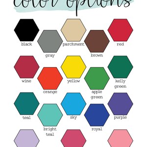Puede incluir: Tabla de opciones de color con 18 muestras de color en forma de hex&aacute;gono. Los colores son: negro, pergamino, rojo, gris, marr&oacute;n, vino, amarillo, verde kelly, naranja, verde manzana, azul verdoso, azul cielo, morado, azul verdoso brillante, azul real, lila, frambuesa y rosa. El texto "COLORS MAY APPEAR DIFFERENT ON GARMENT THAN ON SCREEN" est&aacute; en la parte inferior de la tabla.