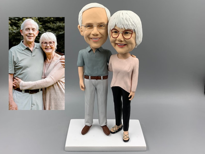 Anpassad 50-årsjubileums-bobblehead: Personlig polymerlera-parfigur bild 1