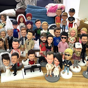 Anpassad 50-årsjubileums-bobblehead: Personlig polymerlera-parfigur bild 3
