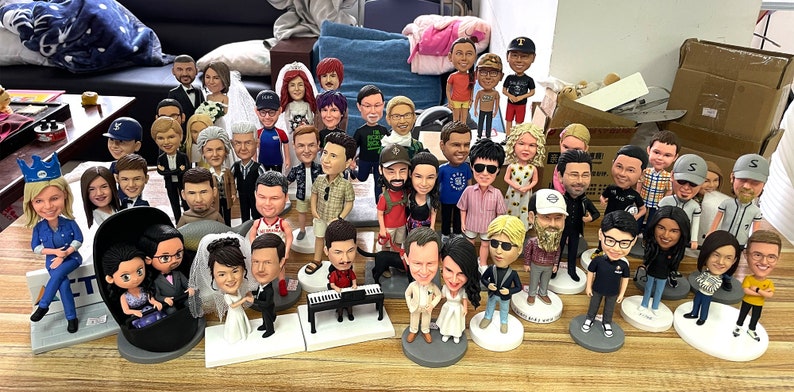 Anpassad 50-årsjubileums-bobblehead: Personlig polymerlera-parfigur bild 3