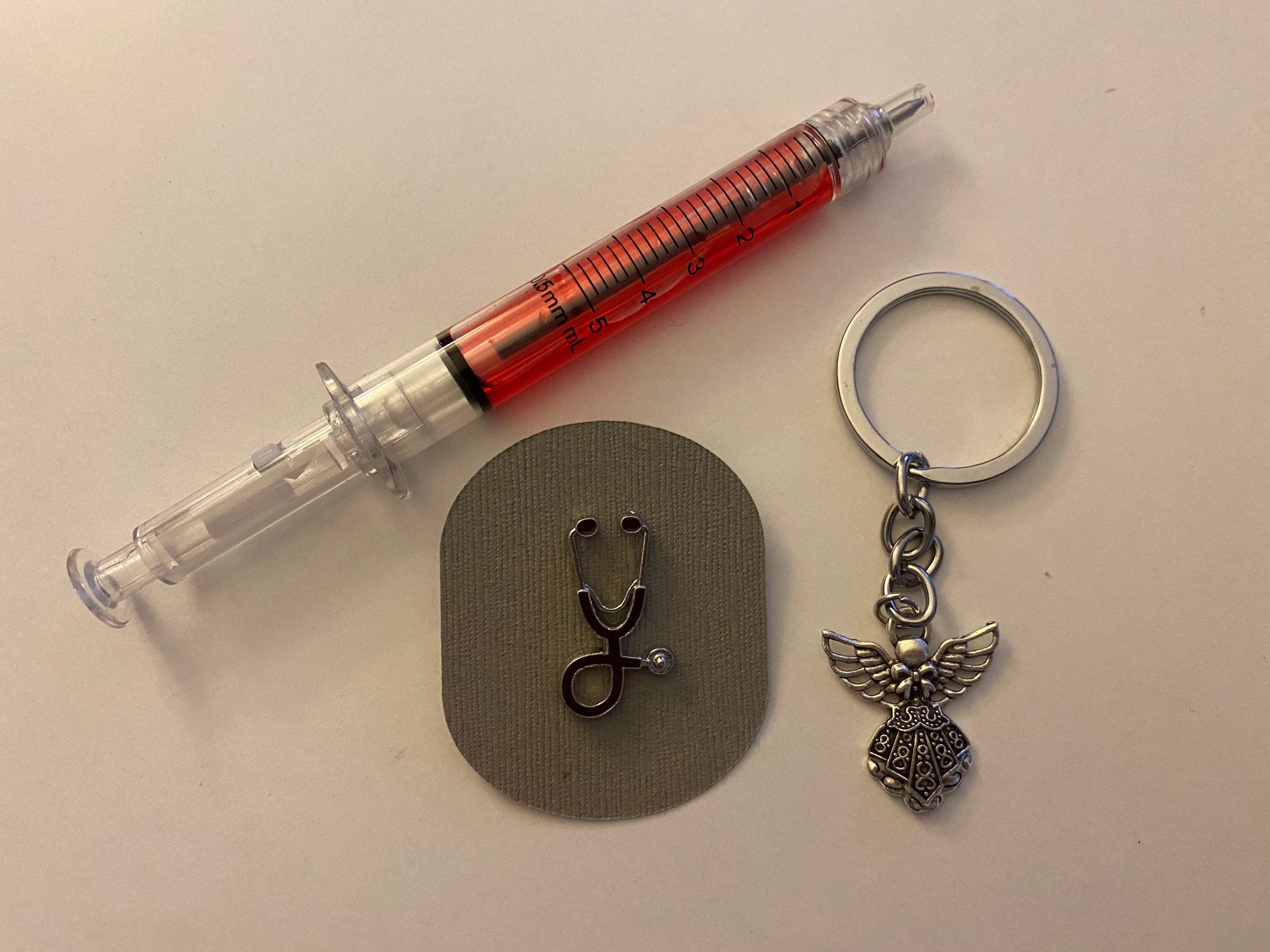Portachiavi Regalo Per Infermiera Con Stetoscopio E Fiore - In Acciaio Inox Con Dettagli Smaltati, Idea Per Settimana Infermieri E Lauree