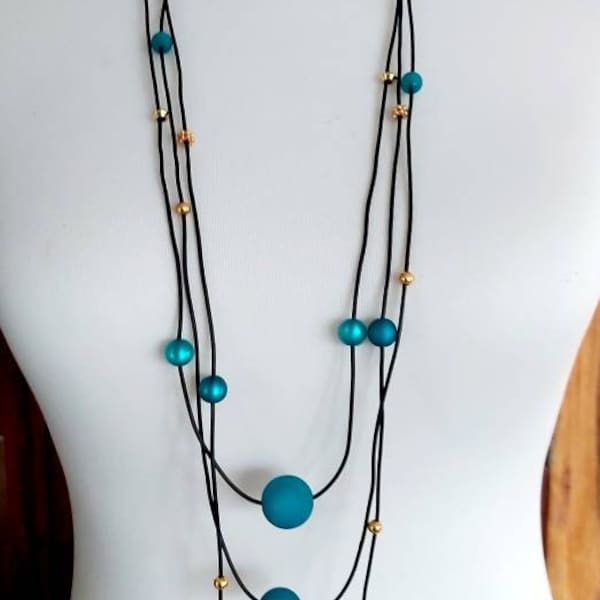 Halskette lang 3-reihig,Polarisperlen, emerald blau schwarz gold Einzelstück