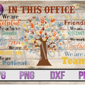 Puede incluir: Un árbol de huellas de manos de colores con el texto "En esta oficina somos serviciales, alcanzamos nuestras metas, nos divertimos, somos corteses, somos pacientes, somos amigos, somos exitosos, trabajamos juntos, somos un equipo".