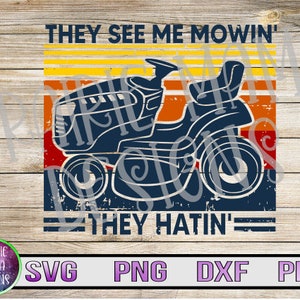 Ellos me ven cortando 'ellos odiando' afligido SVG PDF PNG dxf archivo recortado descarga digital imprimible 300 dpi cortacésped retro vintage cortando hierba