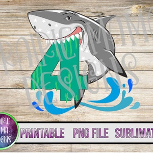 Pode incluir: Um número quatro verde com um tubarão branco saltando para fora da água. O tubarão tem um sorriso cheio de dentes e está rodeado por ondas azuis. O número quatro tem um padrão de algas marinhas.