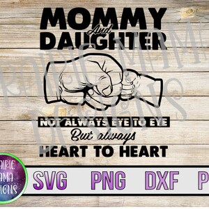 Mamá e hija No siempre cara a cara, pero siempre corazón a corazón golpe de puño SVG PNG DXF pdf archivo de corte archivo digital descarga digital
