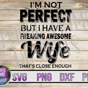Ich bin nicht perfekt, aber ich habe eine freaking awesome Frau, die nah genug ist SVG PNG DXF pdf Datei digitaler Download lustige süße Mann Shirt