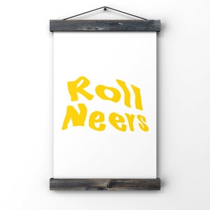 以下が含まれることがあります： 白い背景に黄色の文字で「Roll Neers」と書かれた額装されたプリント