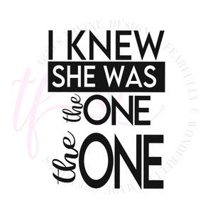Puede incluir: Diseño gráfico de texto en blanco y negro que dice "I knew she was the one the one".