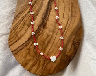 Opal Herz Perlen Halskette, zarte Daisy Chain, anpassbar, handgemachtes Geschenk, Valentinstag, Muttertag, Geburtstag, Jahrestag, Lab Made Opal