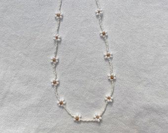 Zarte Halskette, Creme und Gold Perlen Gänseblümchen, Gänseblümchen Kette Halsband, benutzerdefinierte Schmuck, Schichtung Halskette, trendige Sommerschmuck, tolles Geschenk!