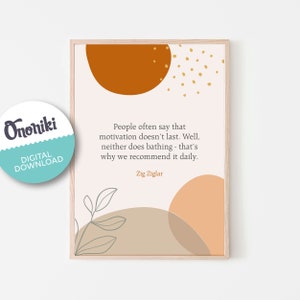 Puede incluir: Una cita imprimible de Zig Ziglar: "La gente suele decir que la motivación no dura. Bueno, tampoco el baño, por eso la recomendamos a diario." La cita se muestra sobre un fondo rosa claro con formas abstractas en naranja, marrón y dorado.