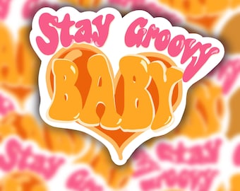 Può includere: Un adesivo con un design a forma di cuore con il testo "Stay Groovy Baby" in lettere rosa e arancioni.