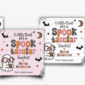 Puede incluir: Tres etiquetas de regalo cuadradas con temática de Halloween con el texto "A little treat for a Spooktacular Teacher! Happy Halloween." Cada etiqueta presenta un fantasma de dibujos animados con gafas.