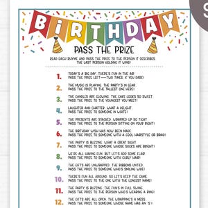 Puede incluir: Una tarjeta de juego de cumpleaños imprimible con confeti de colores y sombreros de fiesta. La tarjeta tiene instrucciones para un juego de "Pasa el premio" con 14 pistas en rima.