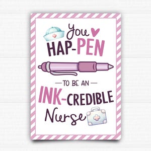 Könnte beinhalten: Eine rosa und weiße Karte mit dem Text "You hap-pen to be an ink-credible nurse" mit einem Comic-Stift und einer Krankenschwestermütze.