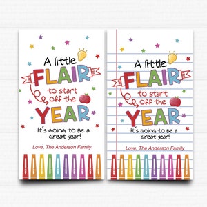 Puede incluir: Dos tarjetas imprimibles con un tema de regreso a clases. Las tarjetas presentan el texto "A little FLAIR to start off the YEAR" con una bombilla y una manzana como gráfico. El texto "It's going to be a great year!" está debajo del texto principal. Las tarjetas tienen un borde de crayones de colores.
