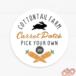 Puede incluir: Pegatina redonda blanca con texto negro que dice "Cottontail Farm Carrot Patch Pick Your Own 25¢". Una silueta negra de un conejo está por encima del texto. Dos zanahorias naranjas con hojas verdes están cruzadas en la mitad inferior de la pegatina.