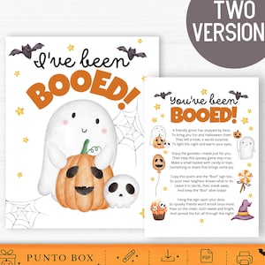 Op de afbeelding: Twee printbare Halloween-borden met een witte geest die een oranje pompoen en een kleine schedel vasthoudt. De tekst luidt I've been BOOED! en You've been BOOED! met een gedicht. Versierd met vleermuizen, spinnenwebben en gele sterren op een witte achtergrond.