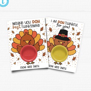 Puede incluir: Dos tarjetas de Acción de Gracias con dibujos de pavos y plumas coloridas. Una tarjeta dice "Wishing You Doh Best Thanksgiving", la otra dice "I Am Doh Thankful for you!". Cada tarjeta tiene un recipiente de Play-Doh.