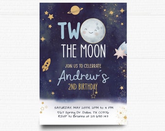 Può includere: Un invito di compleanno blu e dorato con una luna dei cartoni animati e stelle. Il testo recita "Two the Moon, Join us to celebrate Andrew's 2nd Birthday, Saturday, May 28th, 2 PM to 4 PM, 567 Spring Dr. Dallas, TX 00976, RSVP to Brianna at 213 698 143".