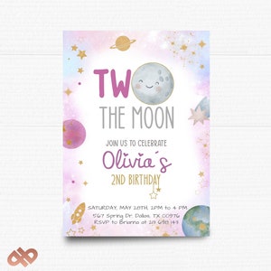 Puede incluir: Una invitación de cumpleaños de temática espacial rosa y azul con una luna de dibujos animados y estrellas. El texto dice "Two the Moon Olivia's 2nd Birthday".