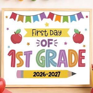 Könnte beinhalten: Ein gerahmtes Schild mit dem Text First Day OF 1ST GRADE 2026-2027. Das Design zeigt eine bunte Wimpelkette, zwei rote Äpfel und eine gelbe Bleistiftgrafik. Der Text ist in verschiedenen Farben wie Rot, Grün, Blau und Lila dargestellt.