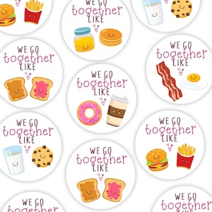 Può includere: Set di 10 adesivi rotondi con sfondo bianco e testo rosa che dice "Andiamo insieme come" seguito da un abbinamento di cibo. Gli abbinamenti di cibo includono: pancake e sciroppo, pancetta e uova, ciambelle e caffè, latte e biscotti, patatine fritte e hamburger, e burro di arachidi e marmellata.
