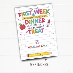 K&ouml;nnte beinhalten: Eine farbenfrohe 12,7 x 17,8 cm gro&szlig;e Willkommenskarte f&uuml;r das Abendessen. Die Karte zeigt den Text "It's the First Week" und "Dinner is on us as our special treat". Enth&auml;lt einen roten Apfel, einen Buntstift und einen Bleistift.
