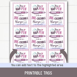 K&ouml;nnte beinhalten: Neun druckbare Geschenkanh&auml;nger mit einem rosa-wei&szlig; gestreiften Hintergrund. Jeder Anh&auml;nger zeigt einen rosa Stift mit einem Herzen und dem Text "You Hap-Pen to be an Ink-Credible Nurse".