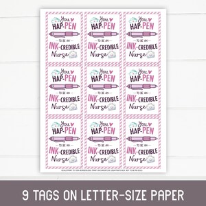 K&ouml;nnte beinhalten: Neun druckbare Geschenkanh&auml;nger mit einem rosa-wei&szlig; gestreiften Hintergrund. Die Anh&auml;nger zeigen einen rosa Stift mit einer wei&szlig;en Kappe und den Text "You hap-pen to be an ink-credible nurse".