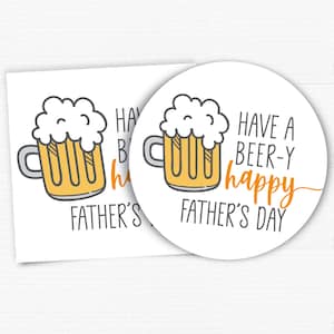Puede incluir: Una pegatina blanca del Día del Padre con una ilustración de una jarra de cerveza de dibujos animados. La jarra es amarilla con espuma blanca y un asa gris. El texto dice "Have a Beer-y Happy Father's Day".