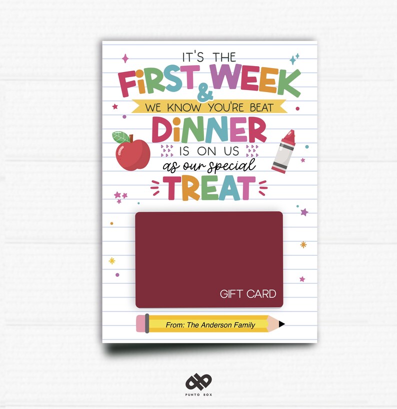 K&ouml;nnte beinhalten: Eine Geschenkkarte mit farbenfrohem Design. Die Karte lautet: "It's the First Week, We Know You're Beat, Dinner is on Us as our special Treat." Enth&auml;lt einen roten Apfel, einen Buntstift und einen Bleistift mit "From: The Anderson Family."