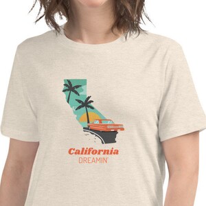 California Dreamin&#39; Women&#39;s Cool Hippie Tee, Vintage Vibe Old Car Relaxed T-Shirt